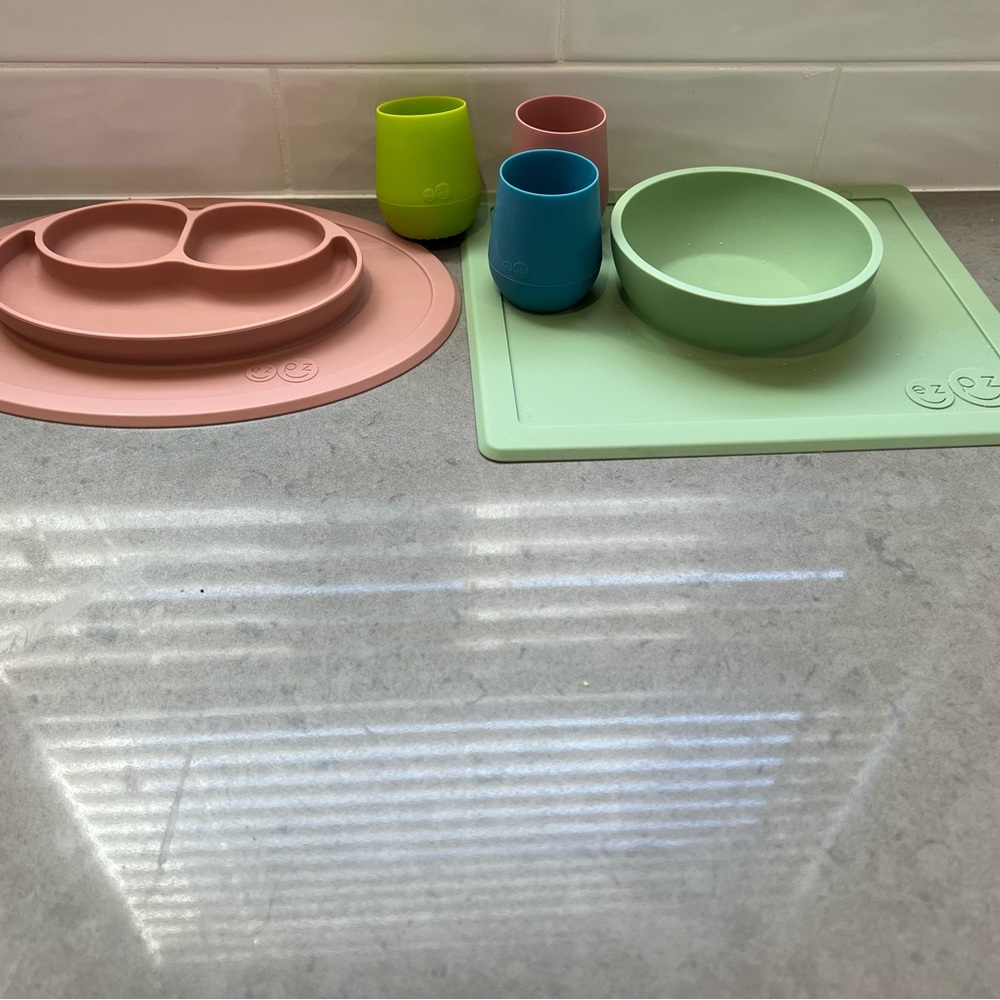 EZPZ Silicone Feeding Set - Pink and Green